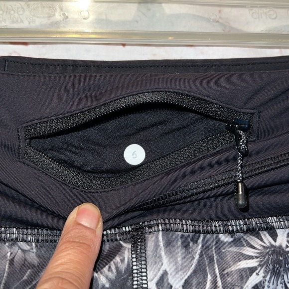 Lululemon Pants Womens 6 Run Inspire Crop Athletic Capri Activewear Floral Print - Picture 9 of 15